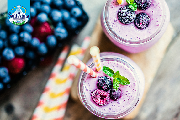 Sana colazione servita nel vassoio da letto con succo di yogurt alla frutta  e caffè da mangiare tra le coperte concetto di stile di vita sano