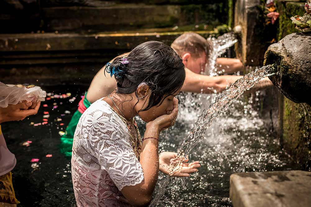 bere acqua alla fontana in asia