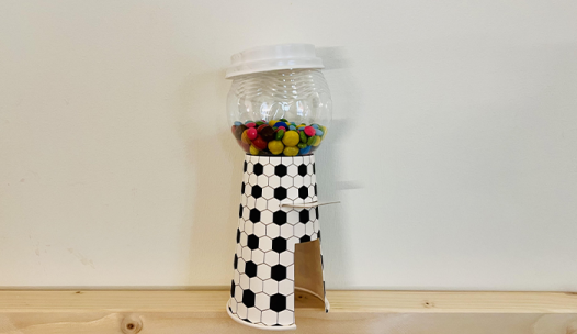 distributore di caramelle con il riciclo creativo