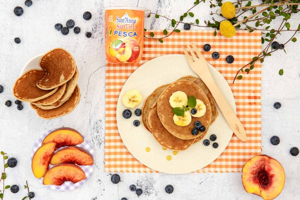 pancake con banane e mirtilli