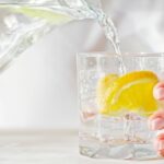 Acqua e limone per digerire: il rimedio naturale per combattere gonfiore e pesantezza